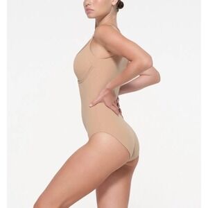 SKIMS Fits Everybody Back Smoothing Brief Bodysuit in Clay Size Large